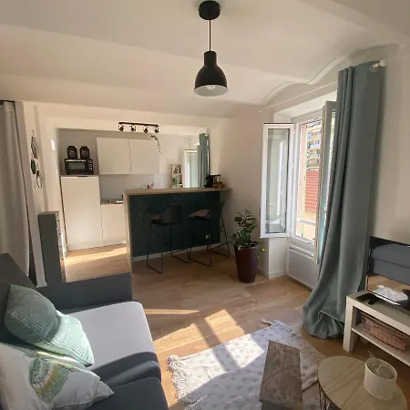 Le Rocher, Мантон